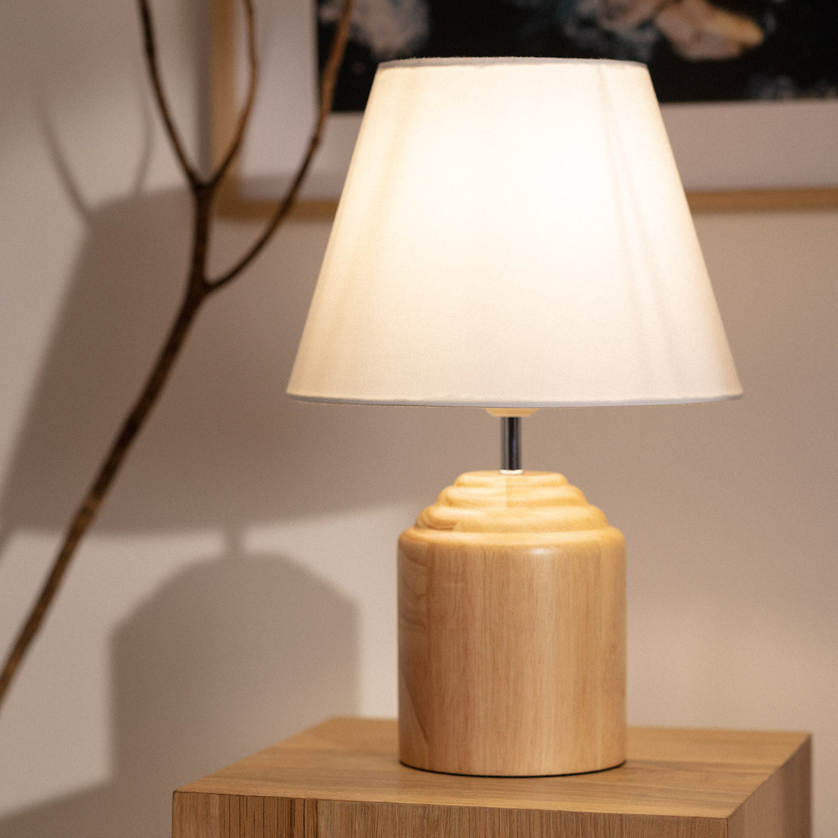 Skandinavische Holz Tischlampe Gusau mit weißem Lampenschirm– Aesthetic  Living